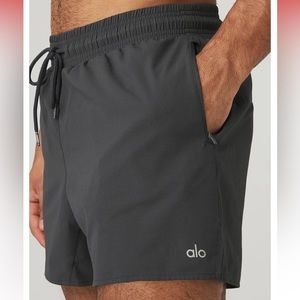 Alo Yoga 7” Ripstop on set short